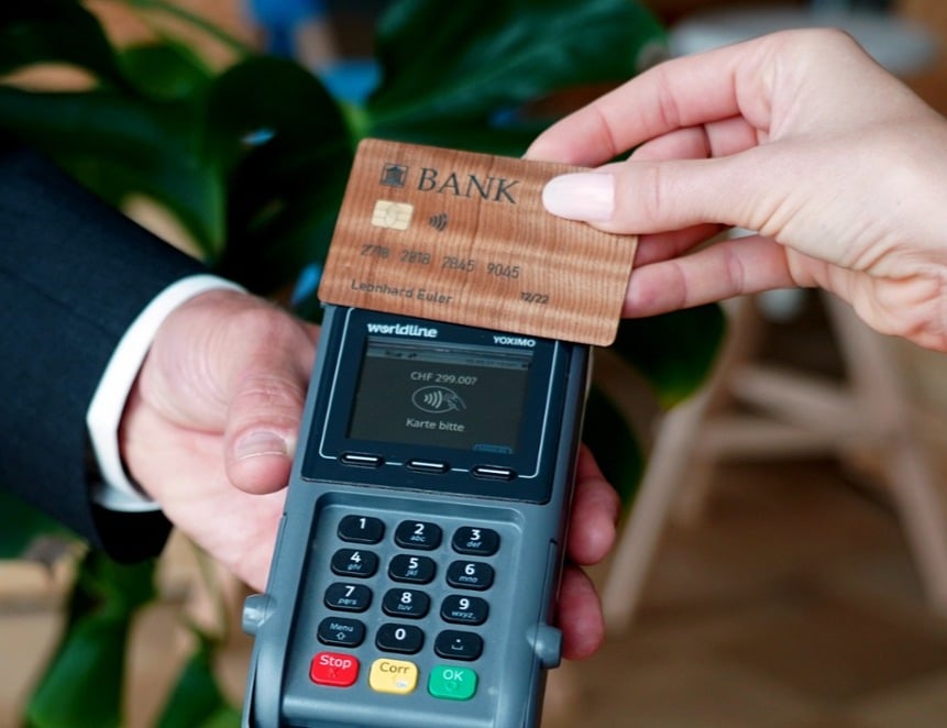 Debitkarte und Bankkarte aus Holz - Wooden Debit Card and Banking Cards - Swiss Wood Solutions-1