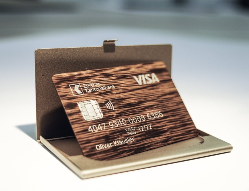 Kreditkarte aus Holz - Wooden Credit Card - Swiss Wood Solutions